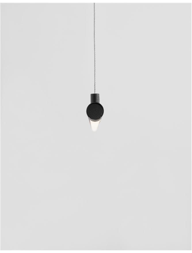Czarna lampa wisząca Buga z jednym źródłem światła LED o mocy 20W. Ma minimalistyczny kształt z okrągłym uchwytem i stożkowatym kloszem, zawieszona na cienkim, szarym przewodzie. Tło jest jasnoszare, co podkreśla prostą formę lampy.