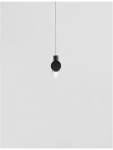 Czarna lampa wisząca Buga z jednym źródłem światła LED o mocy 20W. Ma minimalistyczny kształt z okrągłym uchwytem i stożkowatym kloszem, zawieszona na cienkim, szarym przewodzie. Tło jest jasnoszare, co podkreśla prostą formę lampy.