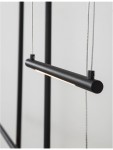 Lampa wisząca Buga z pięcioma diodami LED, czarna, o prostokątnym kształcie. Zawieszona na cienkich, metalowych linkach. Widoczny subtelny pasek światła LED na dolnej krawędzi lampy. Tło jasne, minimalistyczne.