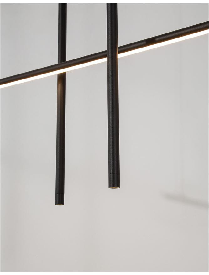 Lampa wisząca Buga w kolorze czarnym, z pięcioma źródłami LED, zbudowana z prostokątnych rur. Ujęcie z bliska, pokazujące detale konstrukcji i zamontowane oświetlenie, na jasnym tle.