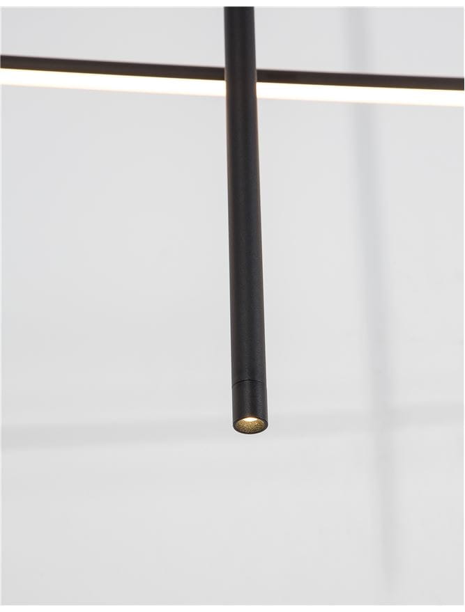 Lampa wisząca Buga w kolorze czarnym z pięcioma źródłami LED, o mocy 35W. Ujęcie z dołu pokazujące smukły, prosty kształt i metaliczny detal z widocznym światłem. Tło jasne, minimalistyczne, podkreślające nowoczesny design.