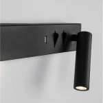 Kinkiet Zarate P w kolorze czarnym z gniazdem USB, wyposażony w dwa źródła światła LED o mocy 8W. Prosta, prostokątna podstawa z wbudowanym gniazdem i przełącznikami. Lampa do czytania z cylindrycznym ramieniem o regulowanym kącie.