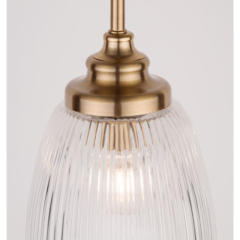 Lampa wisząca Ahigal z żarówką E14, w kolorze złotym, z przezroczystym kloszem o fakturze prążkowanej. Ujęcie z góry pokazujące detal mocowania i źródła światła wewnątrz klosza. Tło jasne dla lepszej widoczności produktu.