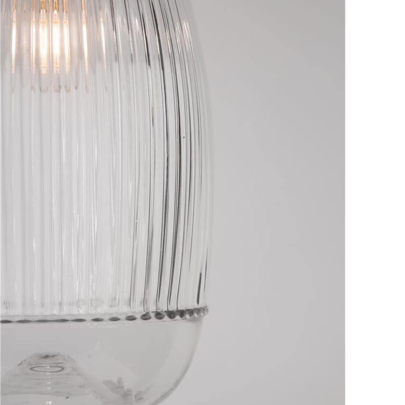 Lampa wisząca Ahigal z przezroczystym kloszem w pionowe żłobienia, z mocowaniem na żarówkę E14. Klosz w kształcie lekko zwężającym się ku dołowi, z dekoracyjną krawędzią u dołu. Tło białe, produkt widoczny z boku.