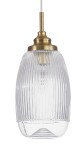 Lampa wisząca Ahigal z kloszem w kształcie elipsy, wykonana ze przezroczystego szkła z pionowymi żłobieniami. Złota oprawa E14 u góry. Produkt zawieszony na cienkim, białym przewodzie. Idealna do nowoczesnych wnętrz.