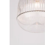 Lampa wisząca Ahigal z przezroczystym kloszem, wykonana z materiału z fakturą w pionowe prążki. Wyposażona w jedno gniazdo E14, zawieszona na cienkim przewodzie. Klosz ma okrągły kształt, u góry lekko zwężający się. Tło białe.