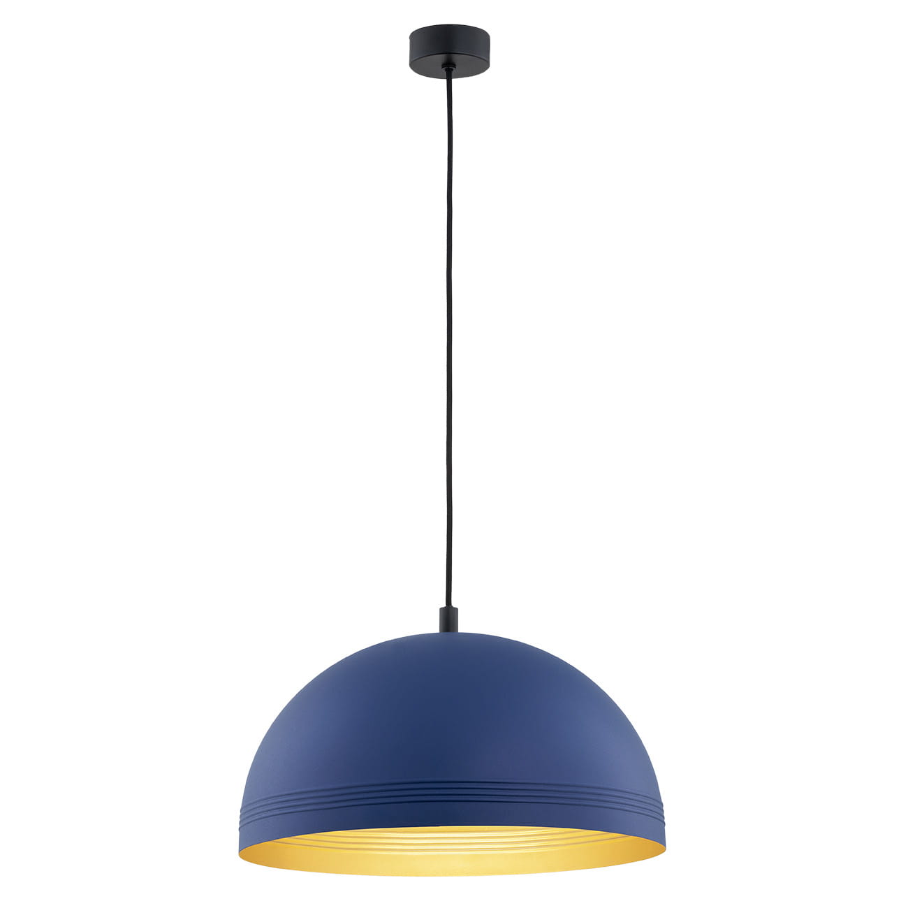 Granatowa lampa wisząca Bonita z oprawą na jedną żarówkę E27. Okrągła, matowa czasza z delikatnymi rowkami u podstawy, wewnątrz złota. Zawieszona na czarnym przewodzie, montowana do sufitu. Idealna do nowoczesnych wnętrz.