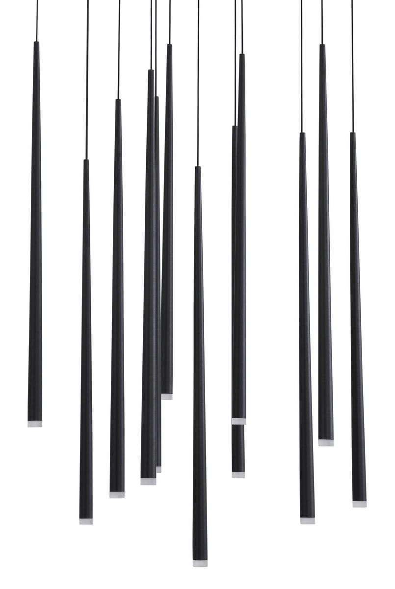 Lampa wisząca Elche z 12 źródłami LED, moc 29W, w kolorze czarnym. Wydłużone, stożkowate elementy zawieszone na cienkich linkach, tworzące nowoczesny efekt wizualny. Zbliżenie na detale oraz fakturę lampy, podkreślające minimalistyczny design.