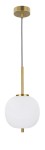 Lampa wisząca Pilar L D18,5 z oprawą w kolorze złotym, z matowym, okrągłym kloszem z białego szkła, zawieszona na cienkim czarnym przewodzie, montowana do sufitu.