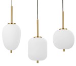 Lampa wisząca Pilar 3xE14 w kolorze złotym z trzema białymi kloszami o różnych kształtach. Klosze zawieszone na cienkich, czarnych przewodach. Całość w nowoczesnym stylu, idealna do wnętrz.