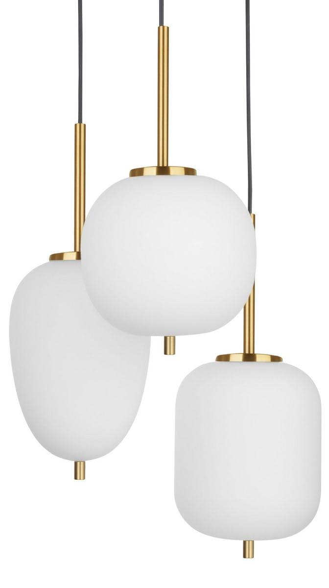 Lampa wisząca Pilar z trzema kloszami w kształcie kulistym i prostokątnym, wykonana z białego szkła matowego. Złote metalowe mocowania i przewody w kolorze czarnym. Klosze zawieszone na różnych wysokościach.