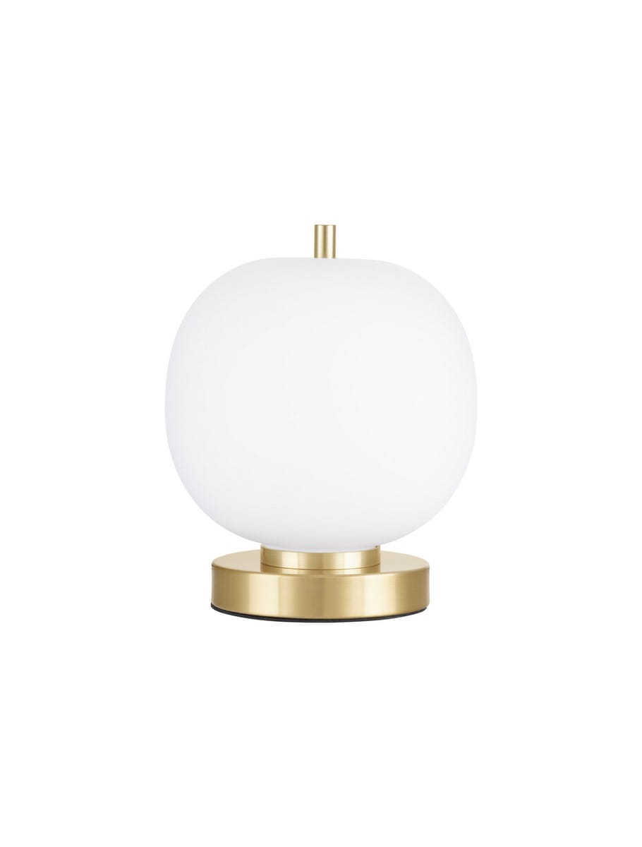 Lampa stołowa Pilar D18,5 z białym, okrągłym kloszem i złotą podstawą. Ujęcie frontalne, produkt stoi na płaskiej powierzchni. Do lampy pasuje żarówka E14. Prosta forma, idealna do nowoczesnych aranżacji wnętrz.