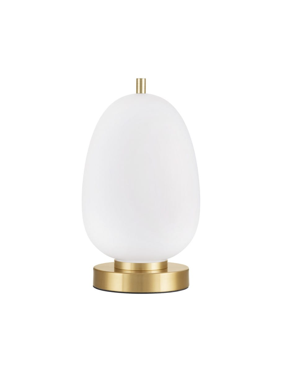 Lampa stołowa Pilar D15,8 z białym kloszem w kształcie elipsy, na złotej podstawie. Wyposażona w gniazdo E14. Ujęcie frontalne, produkt leży na płaskiej powierzchni. Proste tło podkreśla elegancki design lampy.