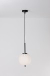 Czarna lampa wisząca Marc L D18,5 z kloszem w kształcie kuli, wykonana z matowego szkła, zawieszona na cienkim czarnym przewodzie. Klosz ma średnicę 18,5 cm, montowany na suficie. Idealna do nowoczesnych wnętrz.