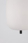 Lampa wisząca Marc L D16,5 w kolorze czarnym, z oprawą z białego szkła. Widoczny czarny trzon z gniazdem E14. Ujęcie z dołu, zbliżenie na detal lampy, na jasnym tle.