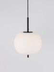 Lampa wisząca Marc XL D30 w kolorze czarnym z jedną oprawą E27. Okrągły klosz z matowego szkła w białym kolorze, zawieszony na cienkim, czarnym przewodzie, prezentująca minimalistyczny design.