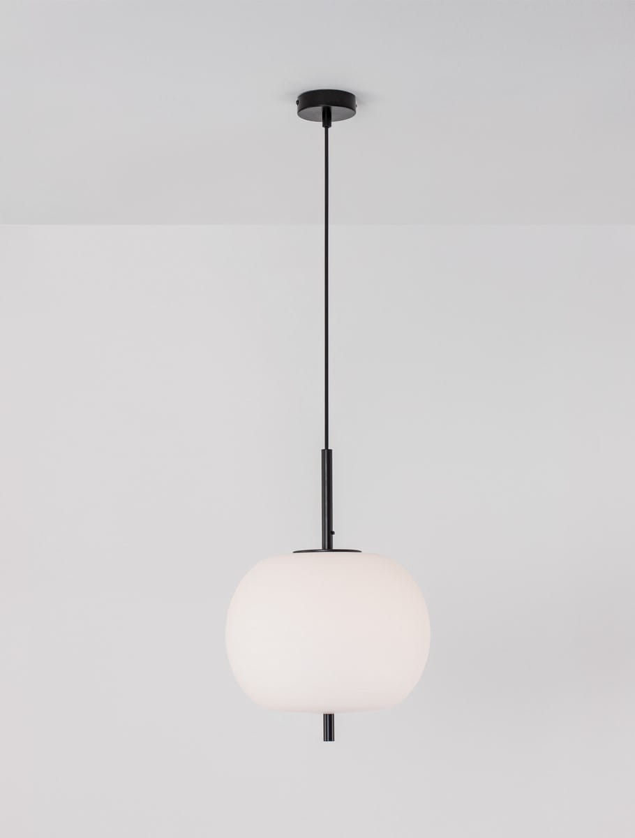 Czarna lampa wisząca Marc XL D30 z kloszem w kształcie kuli, wykonanym z matowego szkła. Produkt zawieszony na długim, cienkim przewodzie, mocowany do sufitu. Lampa przeznaczona na żarówkę E27. Tło białe, minimalistyczne.