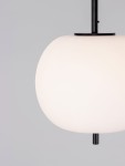 Lampa wisząca Marc XL D30 z białym, półprzezroczystym kloszem w kształcie kuli, zawieszona na czarnym metalowym stelażu. Widoczny element mocujący na górze. Tło szare, proste, podkreślające design lampy.
