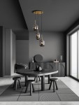 Lampa wisząca Pilar 3xE14 w kolorze złotym i czarnym, składająca się z trzech szklanych kloszy w kształcie kul. Produkt zawieszony na czarnych przewodach, umieszczony w nowoczesnym wnętrzu z ciemnymi meblami i jasnym dywanem.