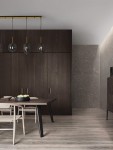 Lampa wisząca Pilar 4xE14 w kolorze złotym i czarnym, zawieszona na cienkim czarnym kablu, z czterema szklanymi kloszami w kształcie owalu. Produkt umieszczony nad stołem w nowoczesnej jadalni, w tle ciemne drewniane meble.