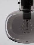 Lampa wisząca Padre w kolorze czarnym z opalizującym kloszem, z widocznym gniazdem na żarówkę E27. Ujęcie z bliska, pokazujące kształt klosza i detal mocowania. Tło jasne, podkreślające elegancki design lampy.