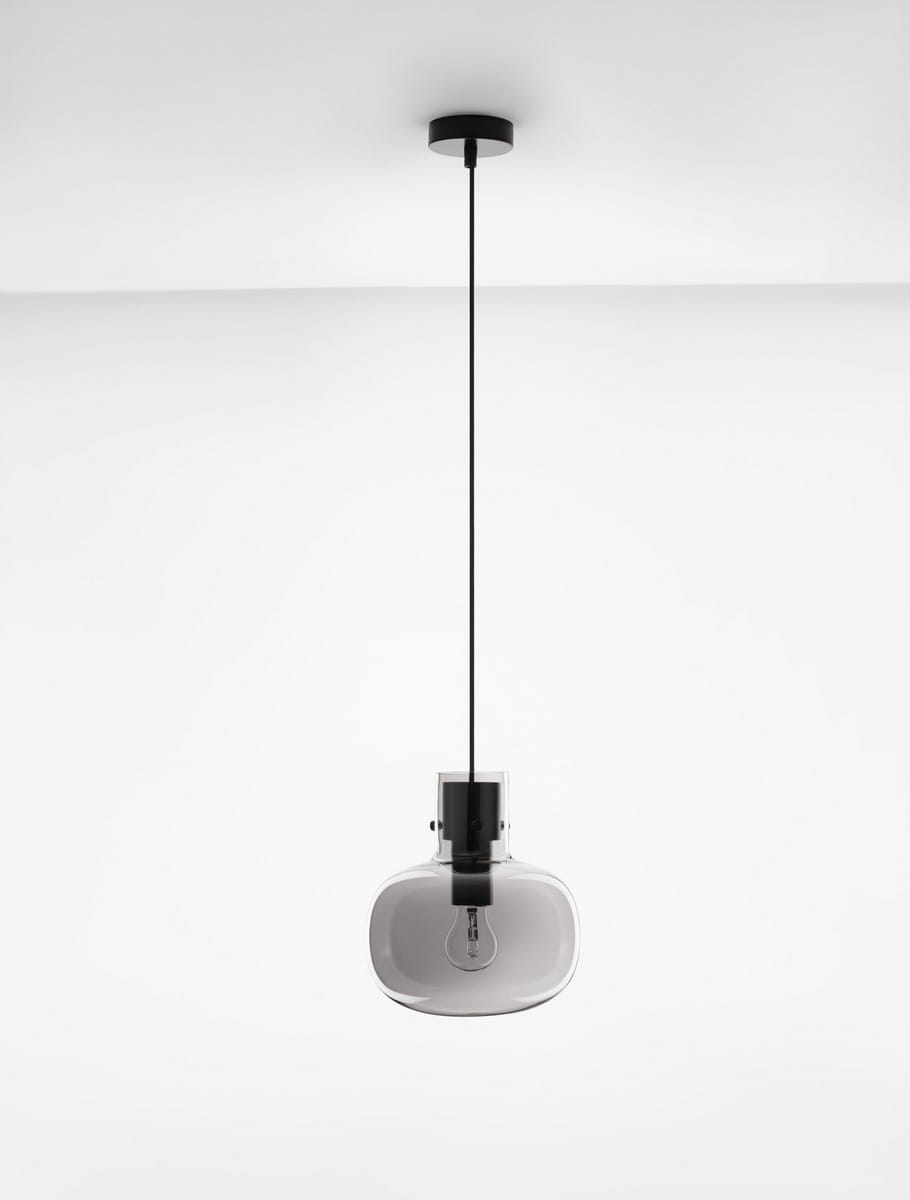 Lampa wisząca Padre w kolorze czarnym z jednym mocowaniem E27. Przezroczysta, okrągła klosz z delikatnym, zaokrąglonym kształtem, zawieszona na długim przewodzie. Prosta konstrukcja, idealna do nowoczesnych wnętrz.
