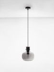 Lampa wisząca Padre w kolorze czarnym z jednym mocowaniem E27. Przezroczysta, okrągła klosz z delikatnym, zaokrąglonym kształtem, zawieszona na długim przewodzie. Prosta konstrukcja, idealna do nowoczesnych wnętrz.