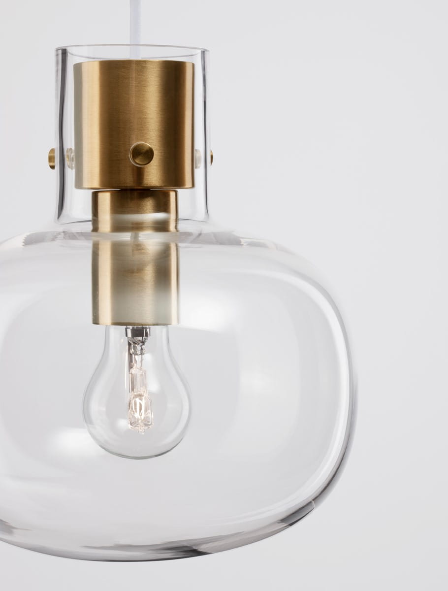 Lampa wisząca Padre z żyrandolem w kolorze złotym, wykonana z przezroczystego szkła. Widoczny pojedynczy gwint E27 oraz metalowy uchwyt. Kąt ujęcia zbliżeniowy, podkreślający detale konstrukcji. Tło białe, minimalistyczne.