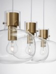 Lampa wisząca Padre z trzema kloszami o okrągłym kształcie, wykonana ze szkła i metalu w kolorze złotym. Klosze zawierają żarówki E27, zawieszone na białych przewodach. Całość prezentuje elegancki, nowoczesny design.