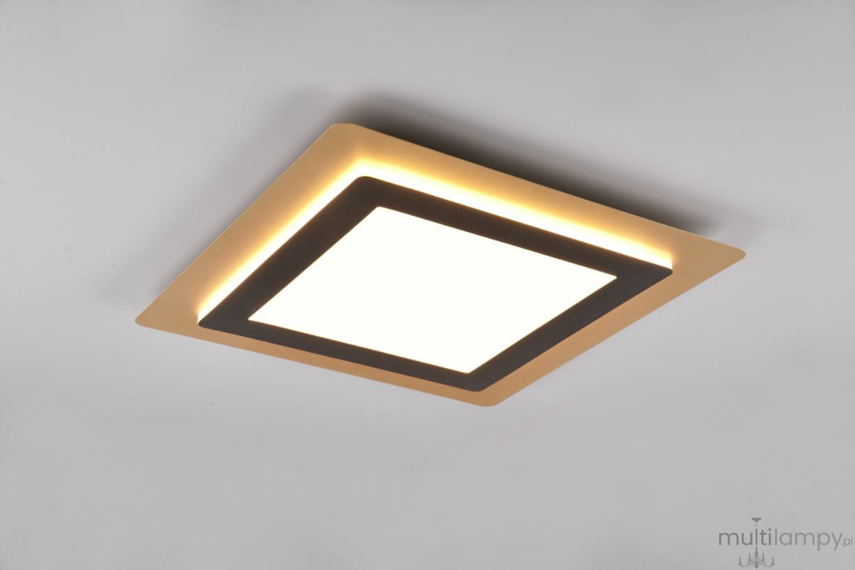 Plafon Morgan w kolorze czarnym i złotym, z pilotem, z kwadratowym, matowym kloszem LED o mocy 46W. Ujęcie z góry, produkt zamontowany na suficie, z widocznym podświetleniem. Idealny do nowoczesnych wnętrz.