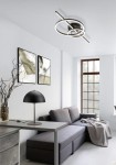 Montilla lampa sufitowa w kolorze czarnym, z pilotem, z trzema źródłami LED o łącznej mocy 54W. Lampa ma nowoczesny, geometryczny kształt z okrągłym elementem i poziomą belką, zamontowana na białym suficie w minimalistycznym wnętrzu.