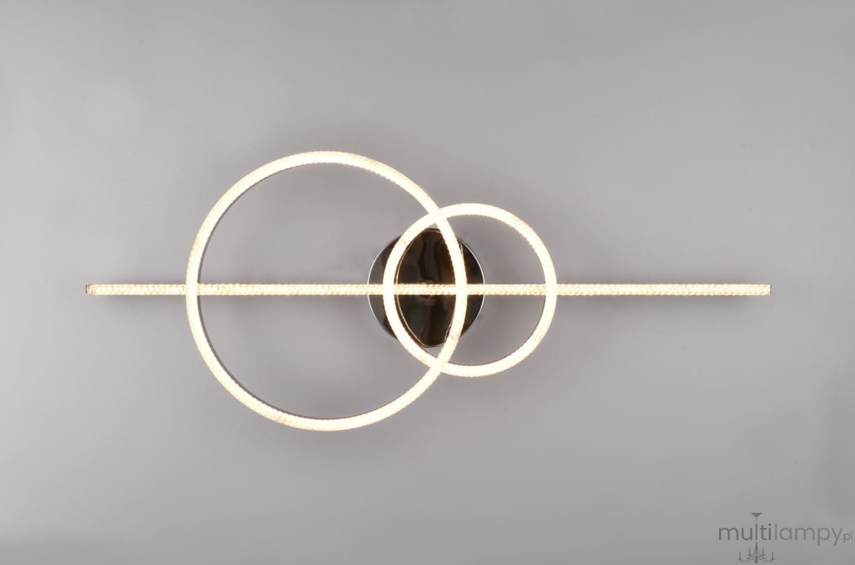 Lampa sufitowa Montilla z pilotem, 3xLED/54W, chromowana. Okrągłe elementy świetlne w dwóch rozmiarach oraz prostokątna podstawa. Ujęcie z góry, na jednolitym tle, ukazujące nowoczesny design i detale konstrukcyjne.