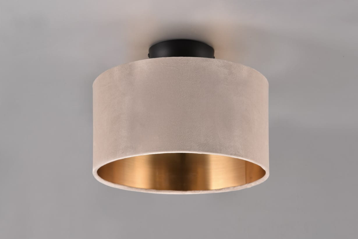 Lampa sufitowa Julieta o kształcie cylindrycznym, w kolorze jasnego beżu z metalowym złotym wnętrzem. Zamontowana na okrągłej czarnej podstawie. Umożliwia zastosowanie dwóch żarówek E14. Wisi prosto w centralnej części sufitu.