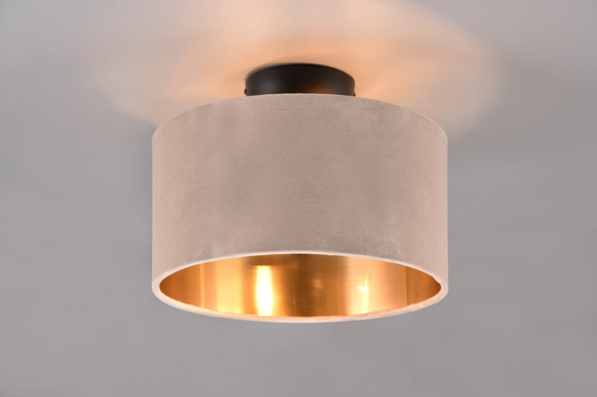 Lampa sufitowa Julieta w kolorze czarnym, z dwoma gniazdami E14. Okrągła obudowa z teksturowanego materiału, złote wnętrze, zamontowana na czarnej podstawie. Ujęcie z dołu, ukazujące detal wykończenia i efekt świetlny.
