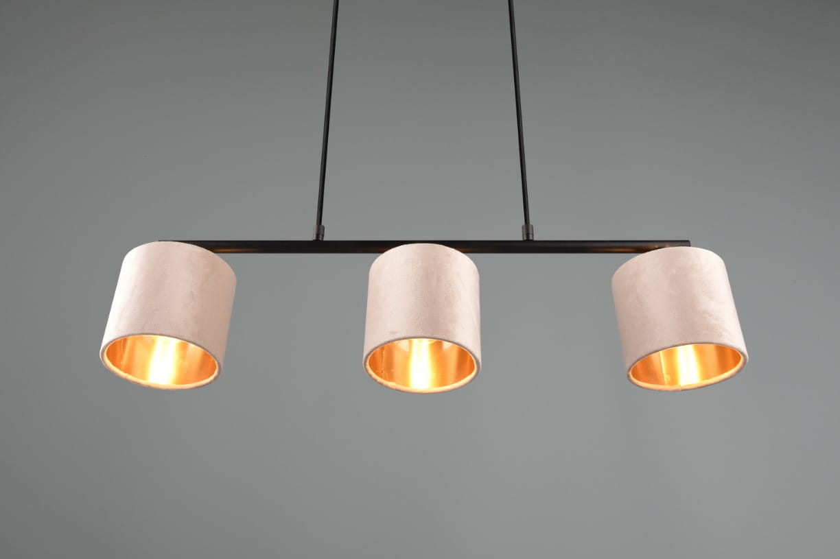 Lampa wisząca Julieta w kolorze czarnym z trzema cylindrycznymi kloszami w odcieniu jasnego beżu, z wewnętrzną złotą powłoką. Ujęcie frontalne, produkt zawieszony na czarnym stelażu, z widocznymi detalami konstrukcji i kloszy.