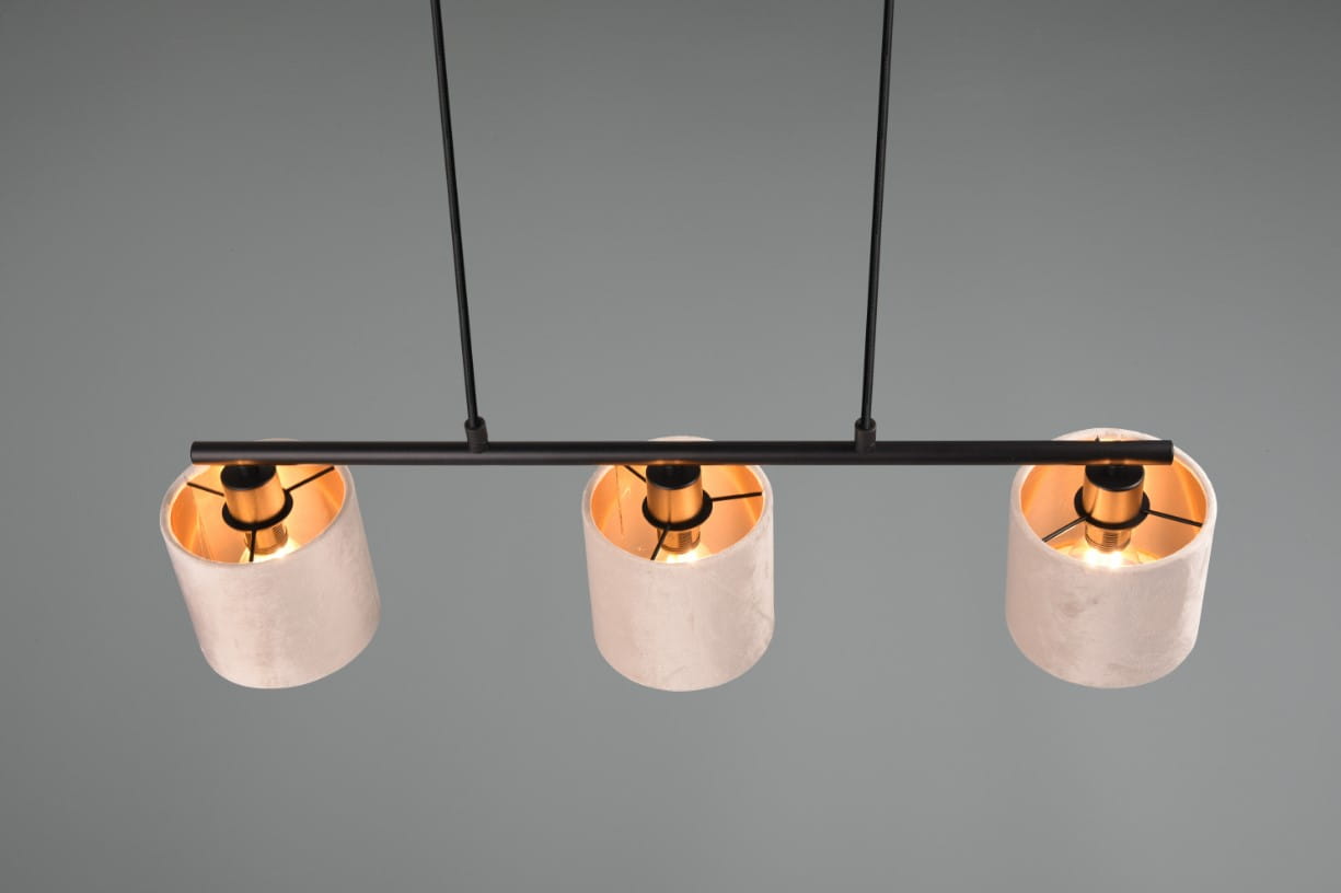 Lampa wisząca Julieta z trzema kloszami E14 w odcieniu czarnym. Klosze mają cylindryczny kształt, wewnętrzną złotą powłokę i metalowe mocowania. Lampa zawieszona na czarnych linkach, umieszczona poziomo, na jednolitym tle.