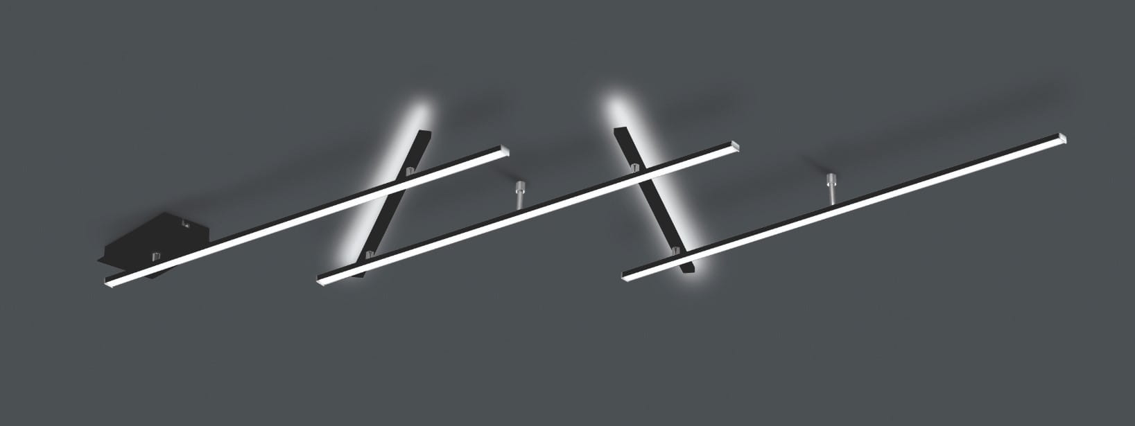 Czarna lampa sufitowa Indira z pięcioma diodami LED o mocy 25W. Ułożona na suficie w nowoczesnej formie, z prostokątnymi, poziomymi elementami. Wyposażona w metalowe mocowania, które zapewniają stabilność. Tło w odcieniu szarym.