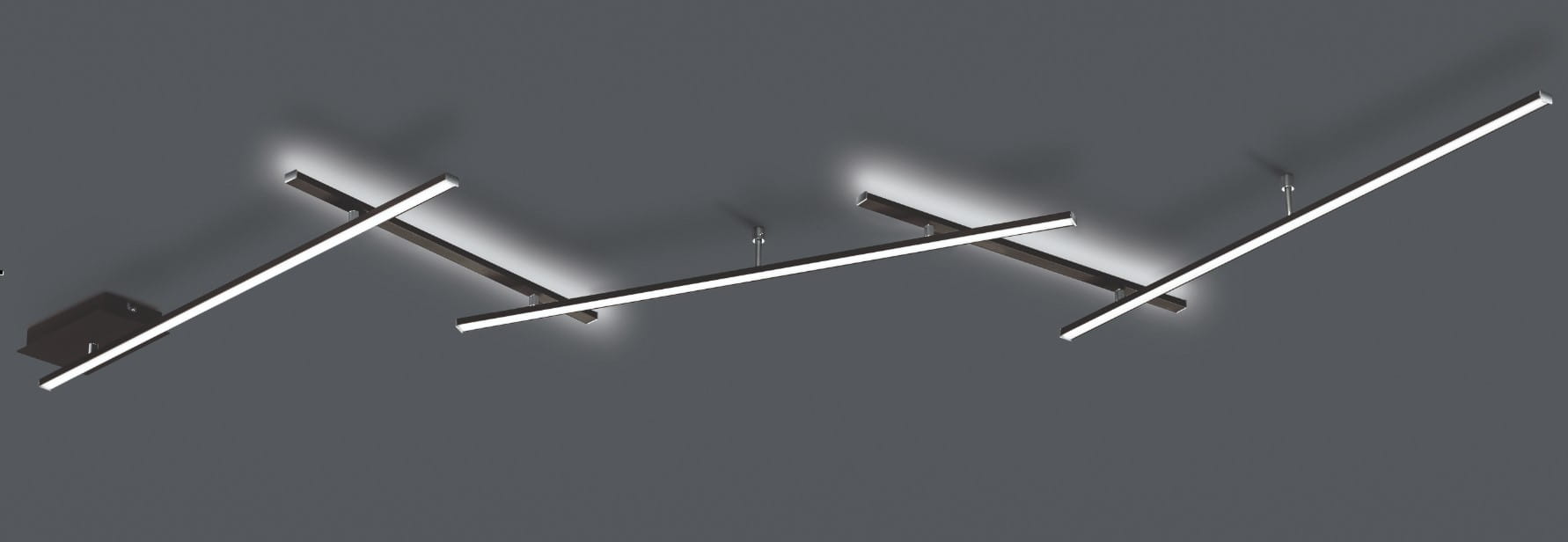 Czarna lampa sufitowa Indira z pięcioma źródłami LED o mocy 25W. Ułożona w asymetryczny wzór, z długimi, prostokątnymi ramionami, zamontowana na płaskiej podsufitce. Tło szare, podkreślające nowoczesny design lampy.