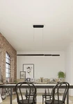 Lampa wisząca Helios 1xLED/48W w kolorze czarnym, zawieszona na cienkich linkach. Prosta, minimalistyczna konstrukcja w kształcie prostokątnego pasa. Otoczenie stanowi nowoczesna jadalnia z drewnianym stołem i stylowymi krzesłami.