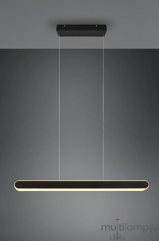 Czarna lampa wisząca Helios z jedną diodą LED o mocy 48W, w minimalistycznym, prostokątnym kształcie. Zawieszona na dwóch cienkich linkach, montowana do sufitu na prostokątnej podstawie. Tło w odcieniu szarości.