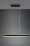Czarna lampa wisząca Helios z jedną diodą LED o mocy 48W, w minimalistycznym, prostokątnym kształcie. Zawieszona na dwóch cienkich linkach, montowana do sufitu na prostokątnej podstawie. Tło w odcieniu szarości.