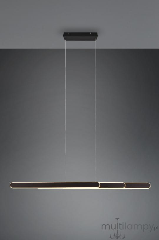Lampa wisząca Helios 1xLED/48W w kolorze czarnym. Posiada długą, prostokątną formę z trzema segmentami. Zawieszona na cienkich linkach, montowana do sufitu. Tło w odcieniu szarości, co podkreśla elegancki design lampy.