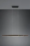 Lampa wisząca Helios 1xLED/48W w kolorze czarnym. Posiada długą, prostokątną formę z trzema segmentami. Zawieszona na cienkich linkach, montowana do sufitu. Tło w odcieniu szarości, co podkreśla elegancki design lampy.