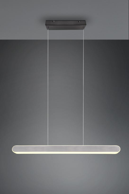 Lampa wisząca Helios 1xLED/48W w kolorze czarnym z aluminiowym kloszem. Prosty, wydłużony kształt, zawieszona na cienkich linkach, montaż sufitowy. Tło ciemne, minimalistyczne, podkreślające nowoczesny design produktu.