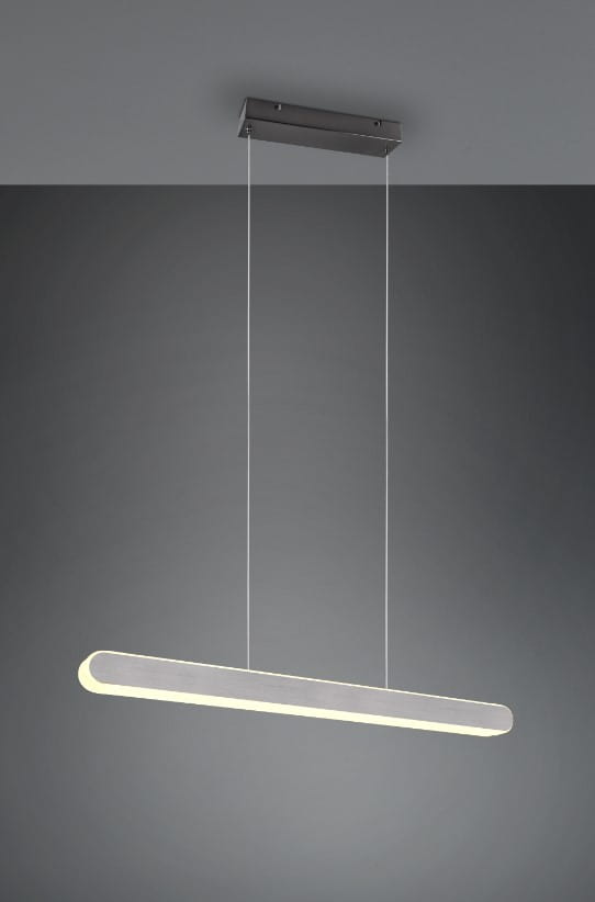 Lampa wisząca Helios w kolorze czarnym i aluminium, z jedną diodą LED o mocy 48W. Wydłużony, prostokątny kształt, zawieszona na cienkich linkach, montowana do sufitu. Tło ciemne, minimalistyczne.