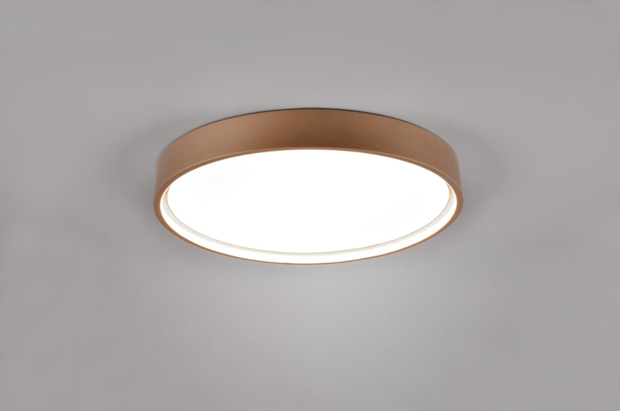 Plafon Doha 1xLED/29W w kolorze brązowym, okrągły kształt z matowym kloszem, montowany na suficie. Widoczny detal w postaci delikatnej ramki. Tło neutralne, co podkreśla elegancki design lampy.