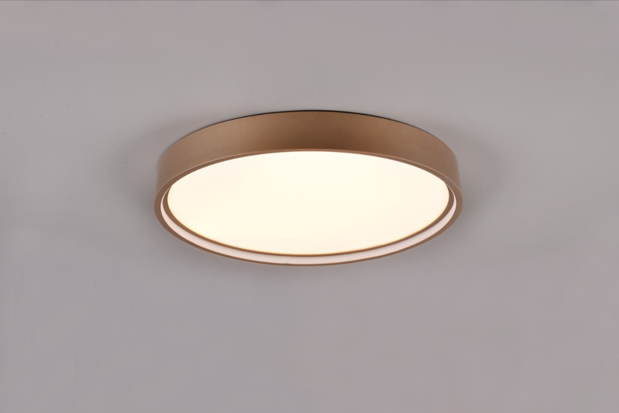 Plafon Doha 1xLED/29W w kolorze brązowym, okrągły kształt, zamontowany na suficie. Materiał metalowy z matowym wykończeniem, z białym kloszem, emitującym ciepłe światło. Prosta konstrukcja, bez zdobień.