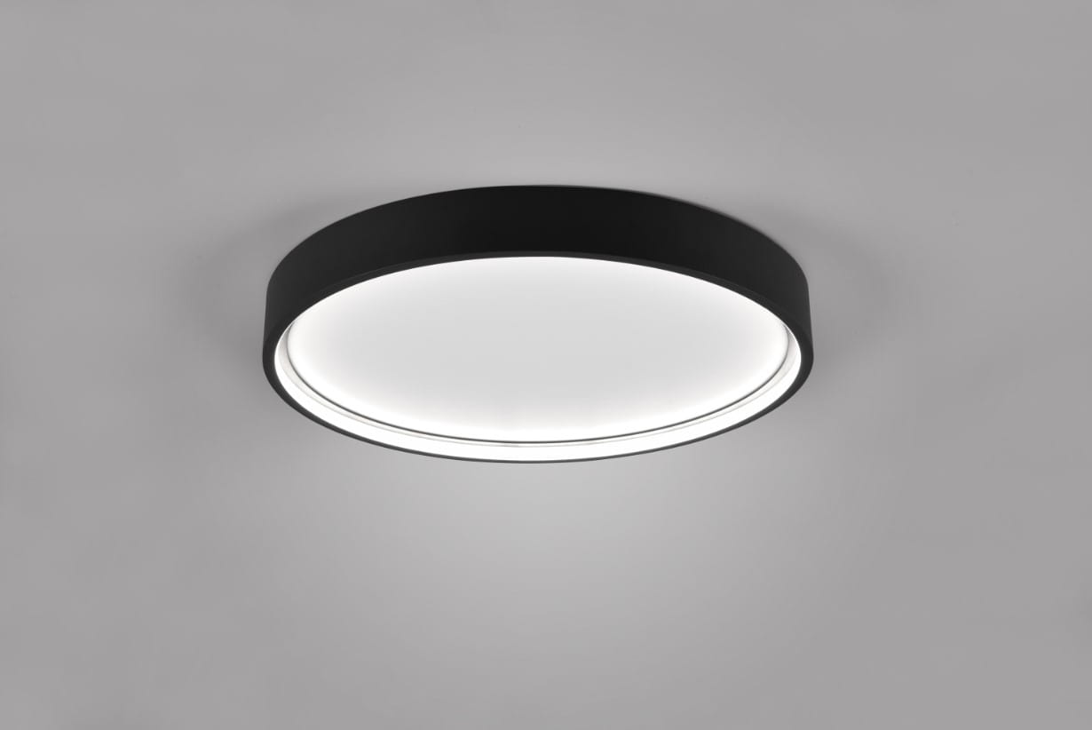 Plafon Doha 1xLED/29W w kolorze czarnym, o okrągłym kształcie. Zamontowany na suficie, z białym, podświetlonym pierścieniem. Prosty design, idealny do nowoczesnych wnętrz. Tło jasne, minimalistyczne.