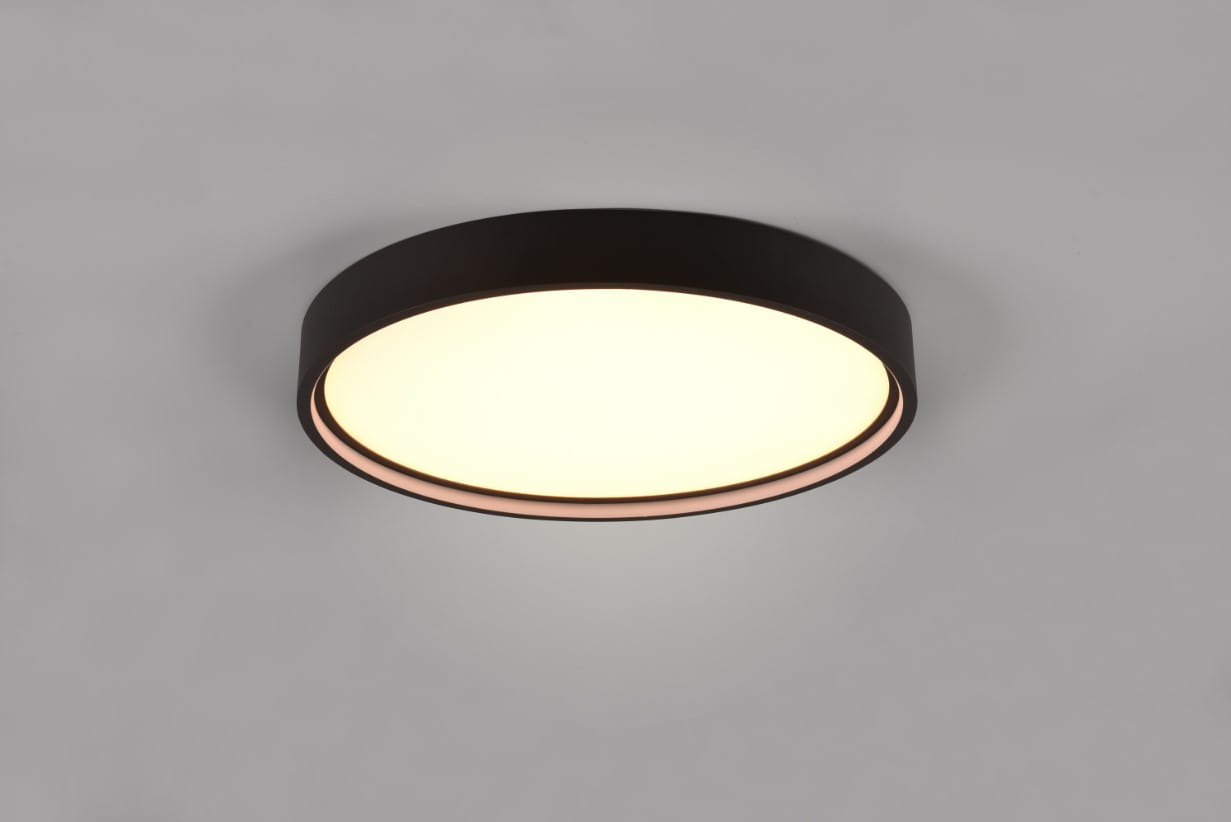 Plafon Doha 1xLED/29W w kolorze czarnym, okrągły, z matową białą osłoną. Widok z góry, zamontowany na suficie. Krawędź zdobiona delikatnym różowym akcentem, co podkreśla nowoczesny design. Idealny do oświetlenia wnętrz.