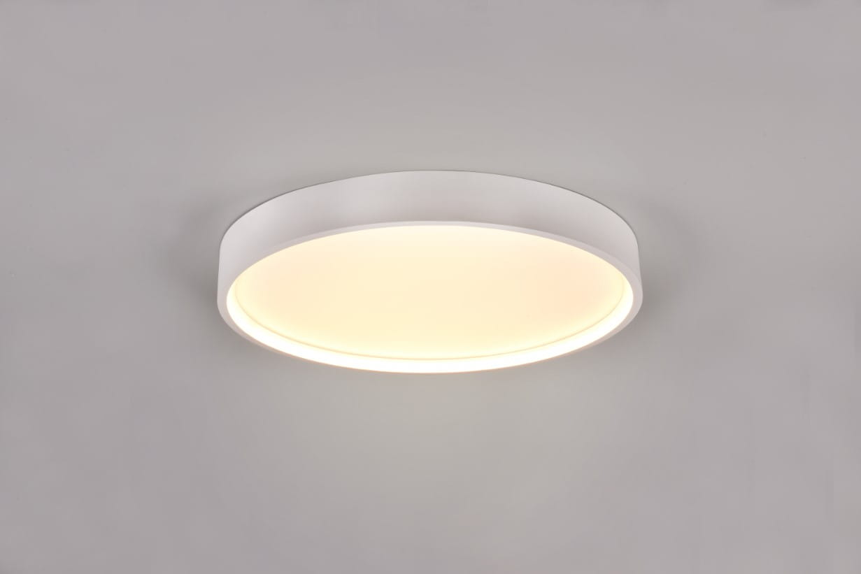 Plafon Doha 1xLED/29W w kolorze białym, okrągły, montowany na suficie. Emituje jasne, ciepłe światło. Gładka, matowa powierzchnia obudowy bez widocznych dekoracji, w prostym, minimalistycznym stylu.